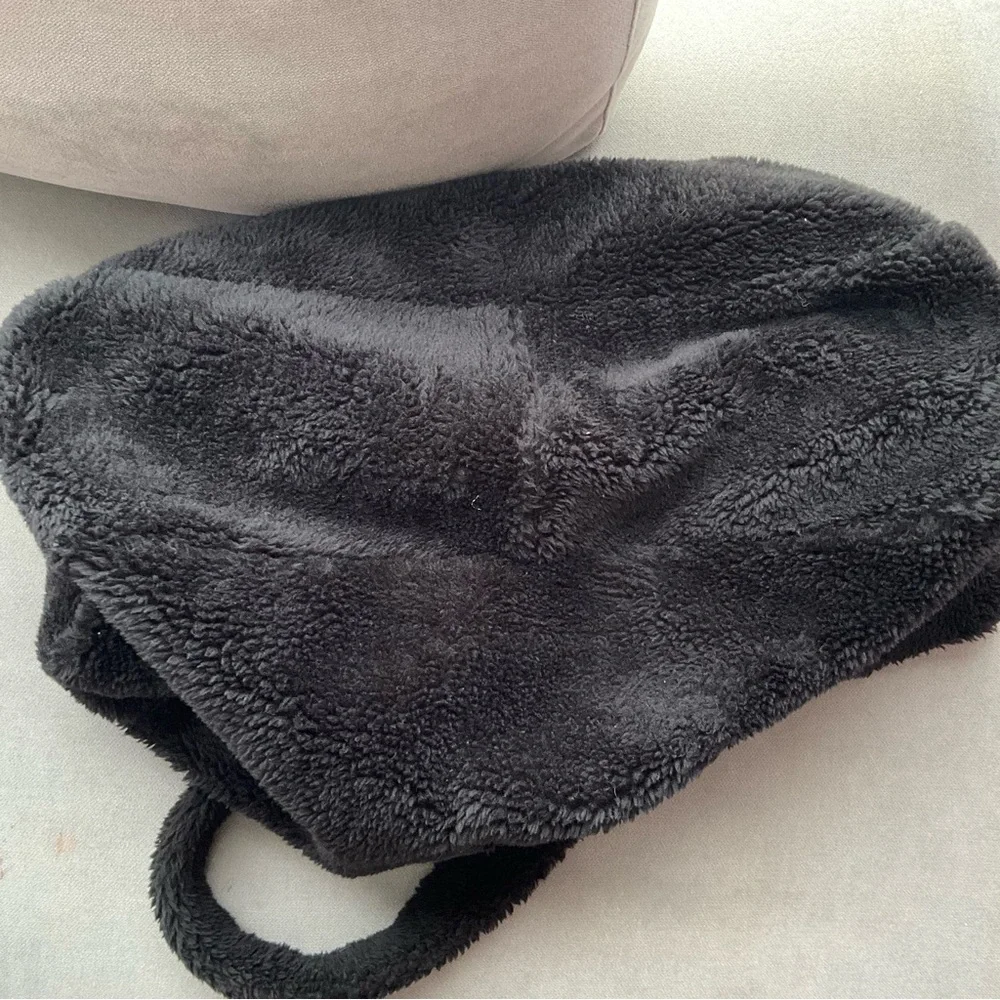 Alo Yoga Foxy Sherpa Tote Black One Size